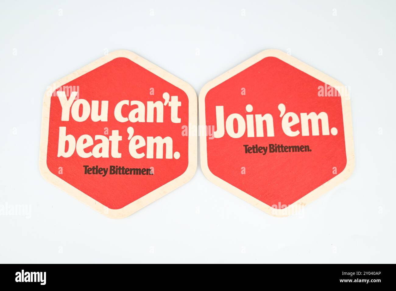 Vintage Tetley Bittermen 'You Can't Beat 'em, join em' Beer mat Drink Coaster – pays de Galles, Royaume-Uni – 30 août 2024 Banque D'Images