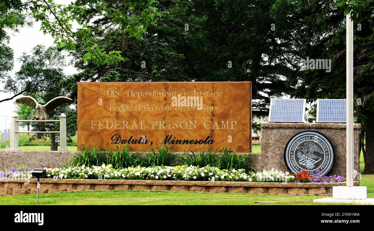 Duluth, États-Unis. 26 août 2024. Un panneau est vu à l'entrée du camp de prisonniers fédéral à Duluth. L'établissement à sécurité minimale abrite 690 délinquants de sexe masculin. (Photo Paul Hennessy/SOPA images/SIPA USA) crédit : SIPA USA/Alamy Live News Banque D'Images