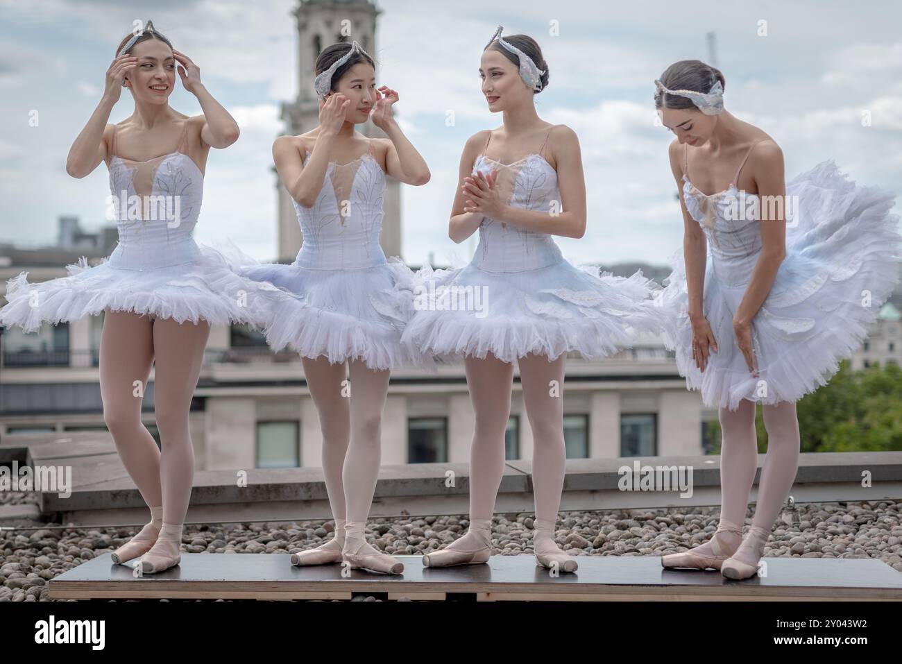 Les cygnets du Ballet de Géorgie posent pour des photos avant leur production somptueuse de deux semaines de Swan Lake au London Coliseum, au Royaume-Uni. Banque D'Images