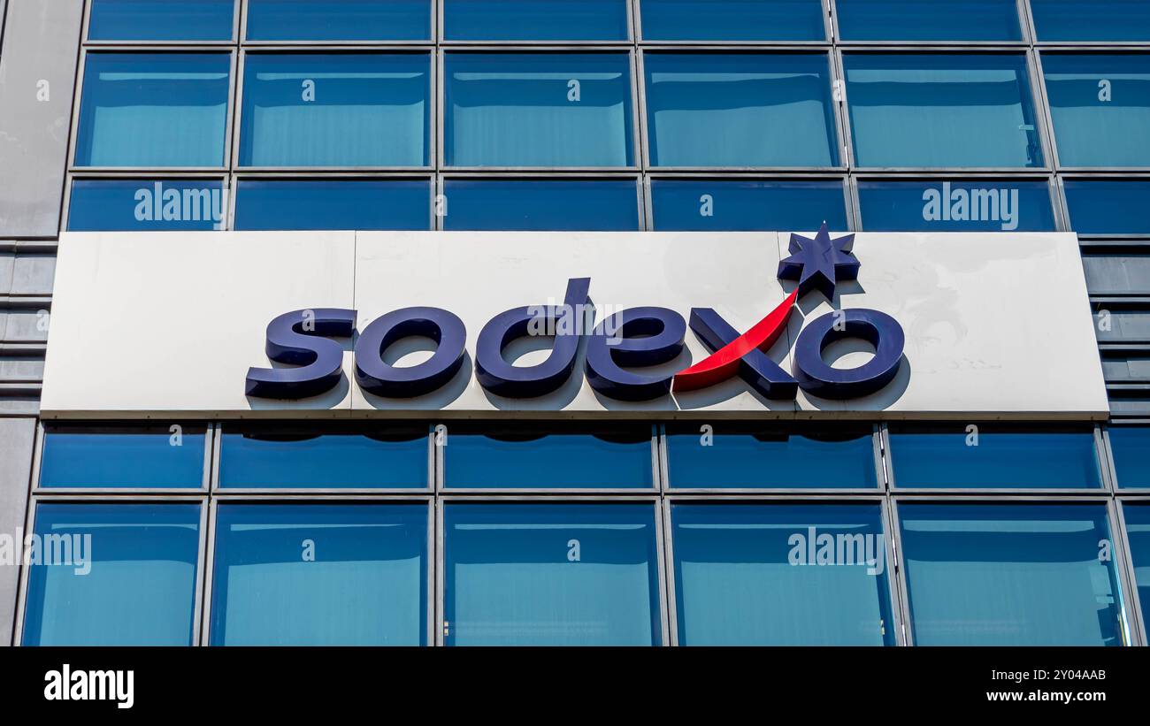 Enseigne et logo sur le bâtiment abritant le siège de Sodexo. Sodexo est une société française de services alimentaires et de gestion d’installations Banque D'Images
