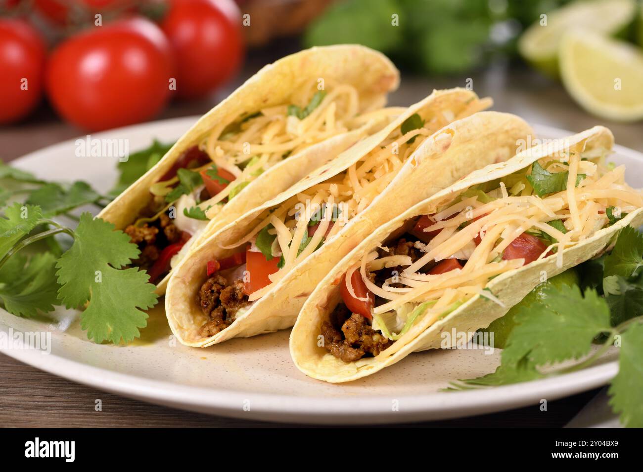 Taco avec boeuf haché et avocat, chou et fromage. Cuisine mexicaine. Banque D'Images