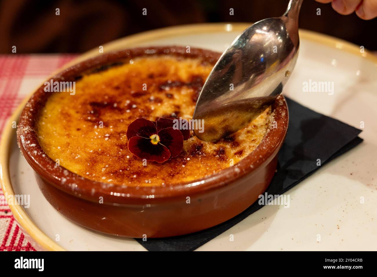 crème brûlée dessert français fou de crème anglaise avec du sucre carmelisé sur le dessus Banque D'Images