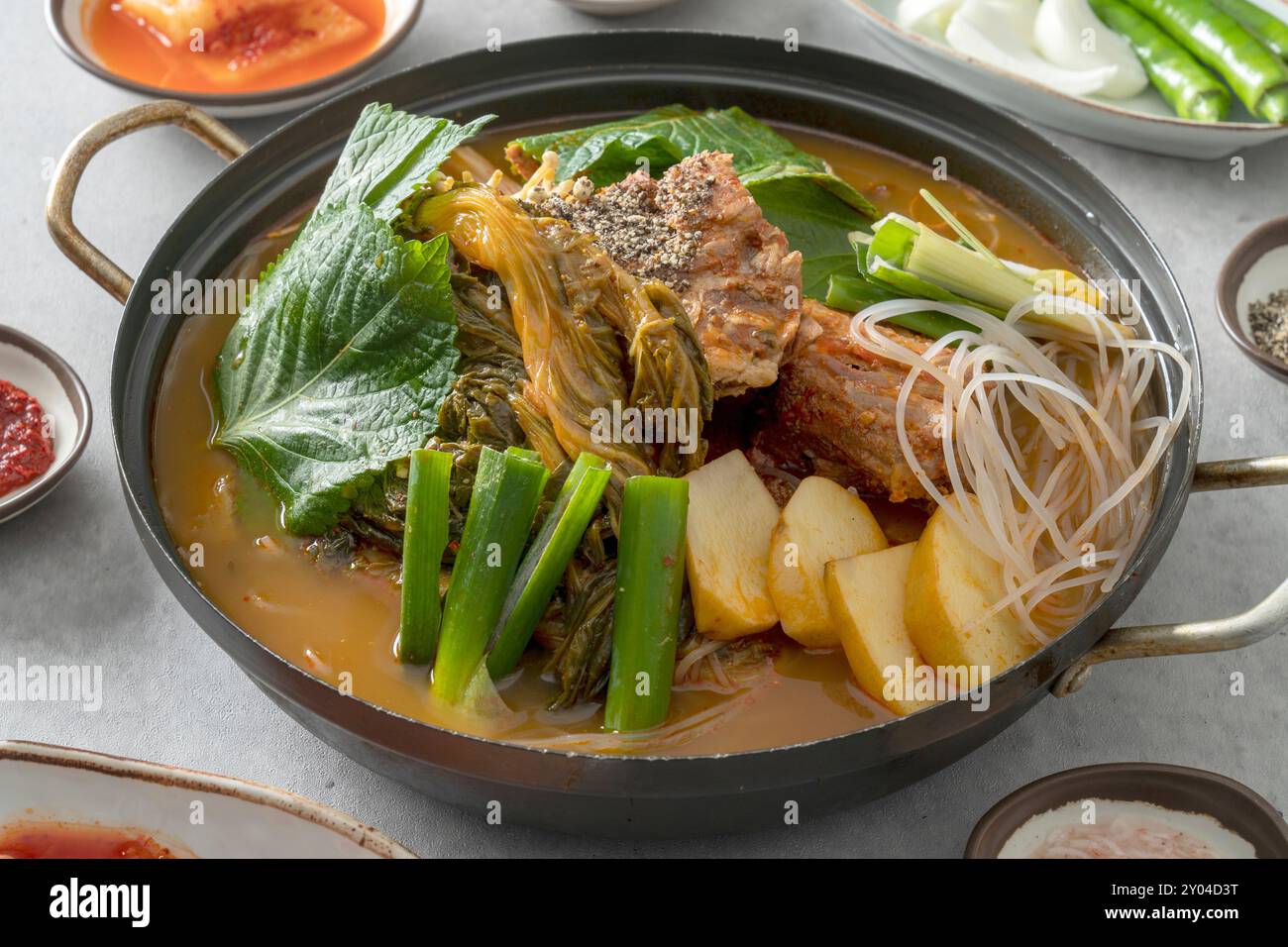 Plats coréens d'accompagnement, soupe de côtes de porc à la gueule de bois, gopchang hot pot et gamjatang Banque D'Images