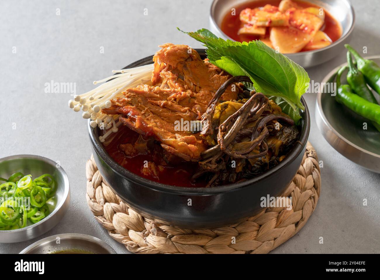 Nourriture coréenne, gamjatang, soupe de gueule de bois d'os, pot de terre, épine dorsale de porc, feuilles de perilla, accompagnements, Banque D'Images