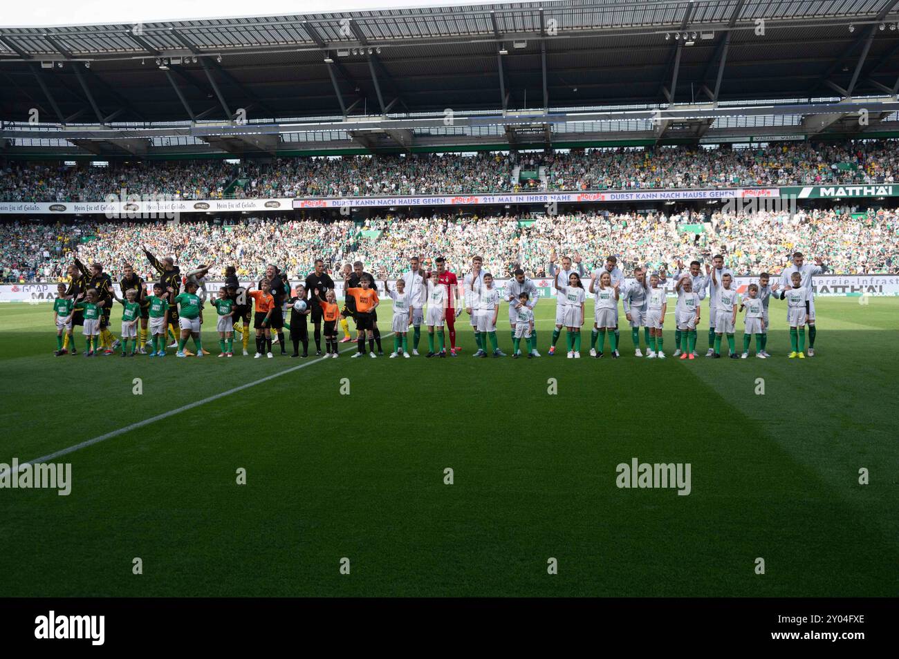 Les enfants qui courent sur le terrain portent une chemise avec l'imprimé 'Merci Wili' et se souviennent du défunt Willi Lemke, souvenir des morts, général, caractéristique, motif marginal, photo symbolique, chorégraphie, football 1ère Bundesliga, 2ème journée, SV Werder Brême (HB) - Borussia Dortmund (DO) 0:0 sur 31.08.2024 à Brême/Allemagne. Les règlements du LDF interdisent toute utilisation de photographies comme séquences d'images et/ou quasi-vidéo Banque D'Images