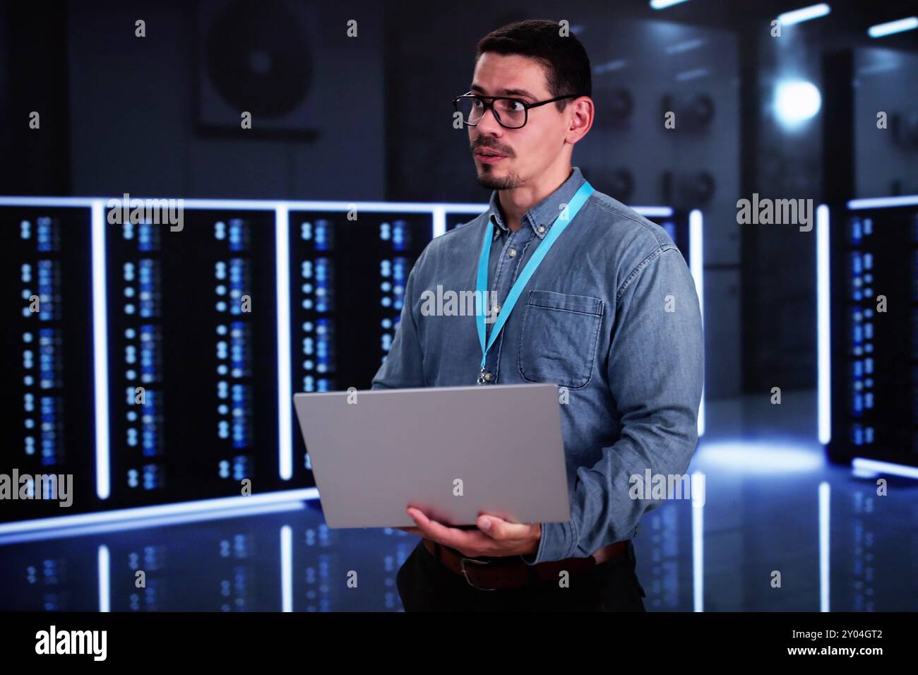 Analyste ingénieur dans le centre de données Cloud à l'aide d'un ordinateur Banque D'Images