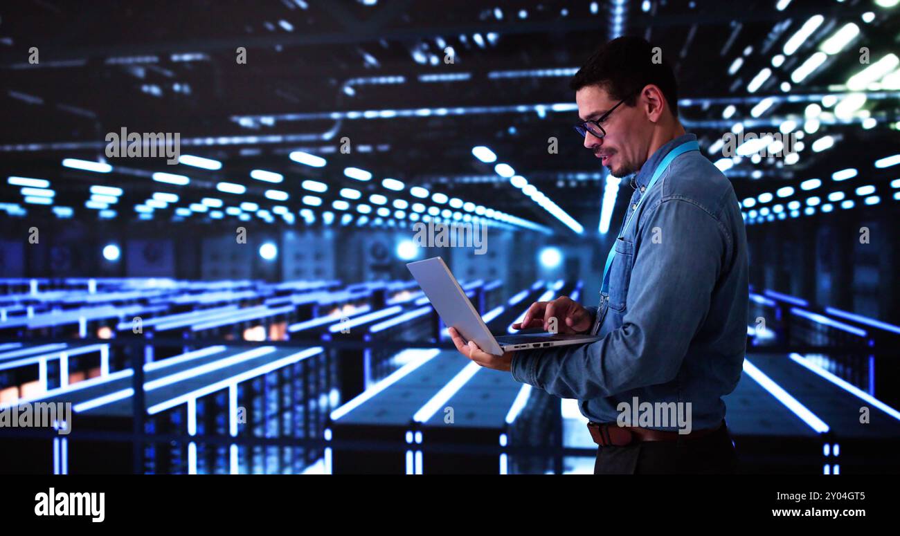 Analyste ingénieur dans le centre de données Cloud à l'aide d'un ordinateur Banque D'Images