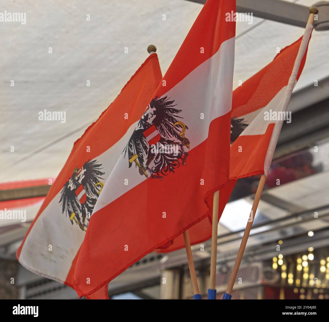 Trois drapeaux autrichien avec les aigles Banque D'Images