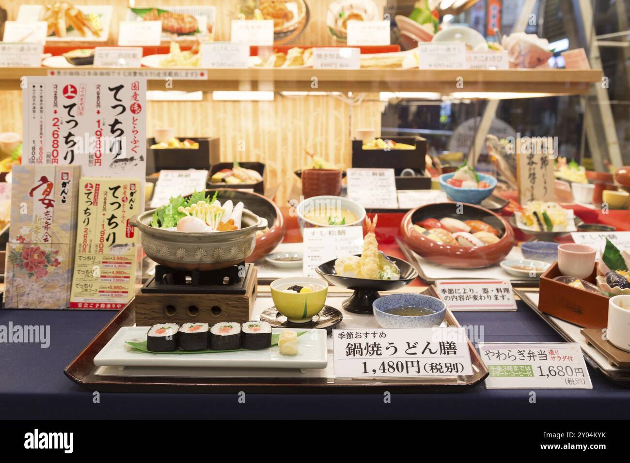 Osaka, Japon, 9 décembre 2014 : répliques de nourriture en plastique dans une vitrine de restaurant, Asie Banque D'Images