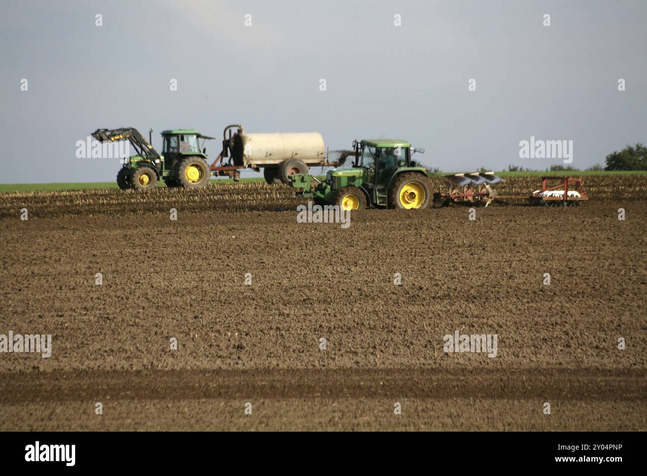 Tracteur de labourage et citerne à lisier Banque D'Images Tracteur de labourage et citerne à lisier Banque D'Images
