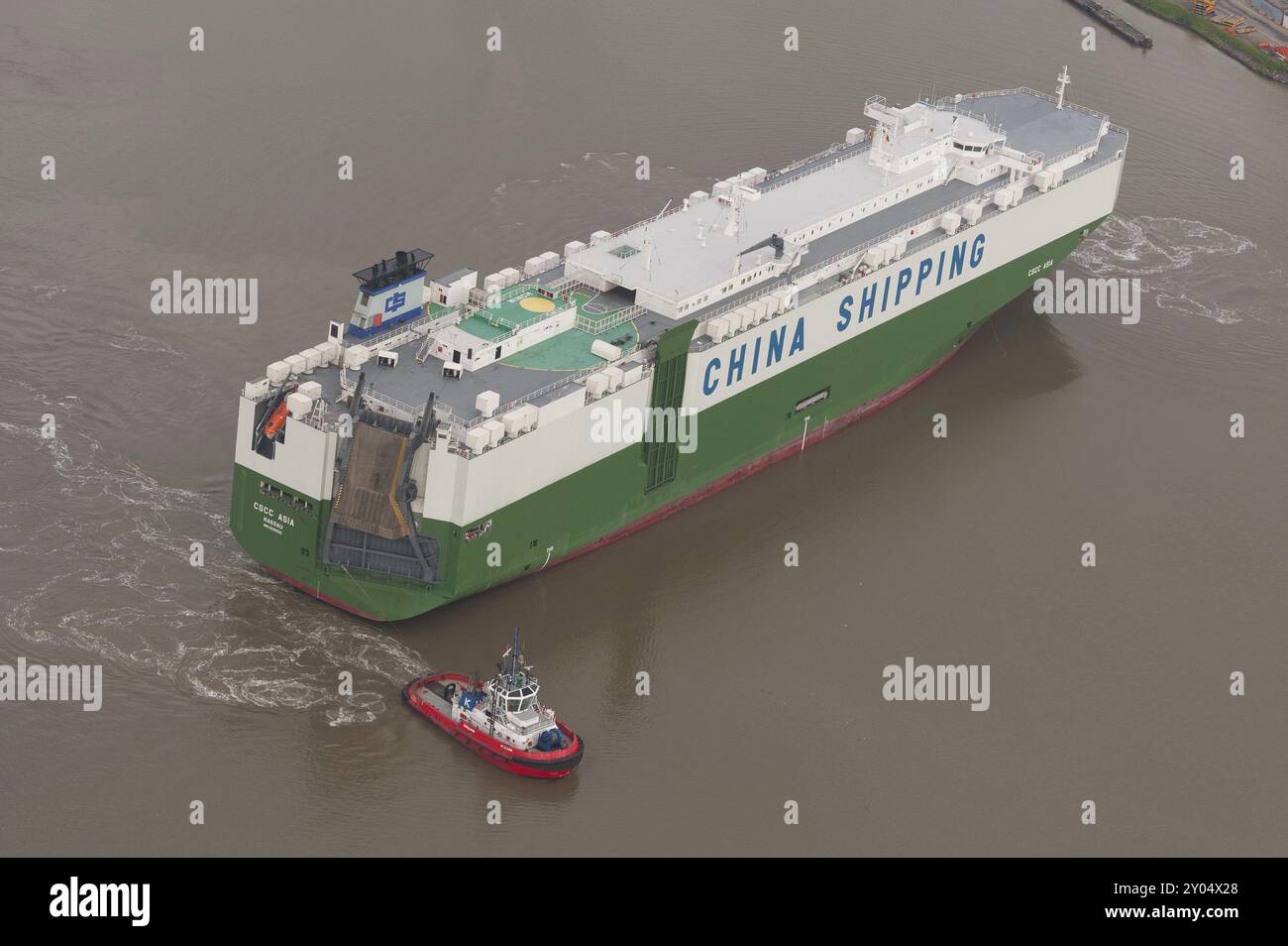 Photo aérienne d'un transporteur de voiture. Air foto d'un porte-voiture Banque D'Images