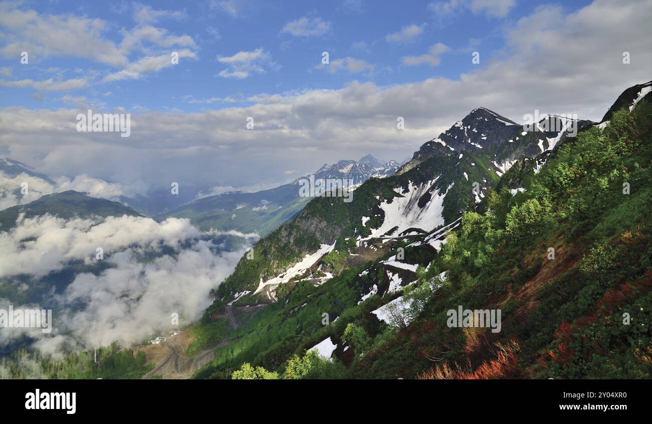 Belles vues sur les montagnes du Caucase d'une hauteur Banque D'Images