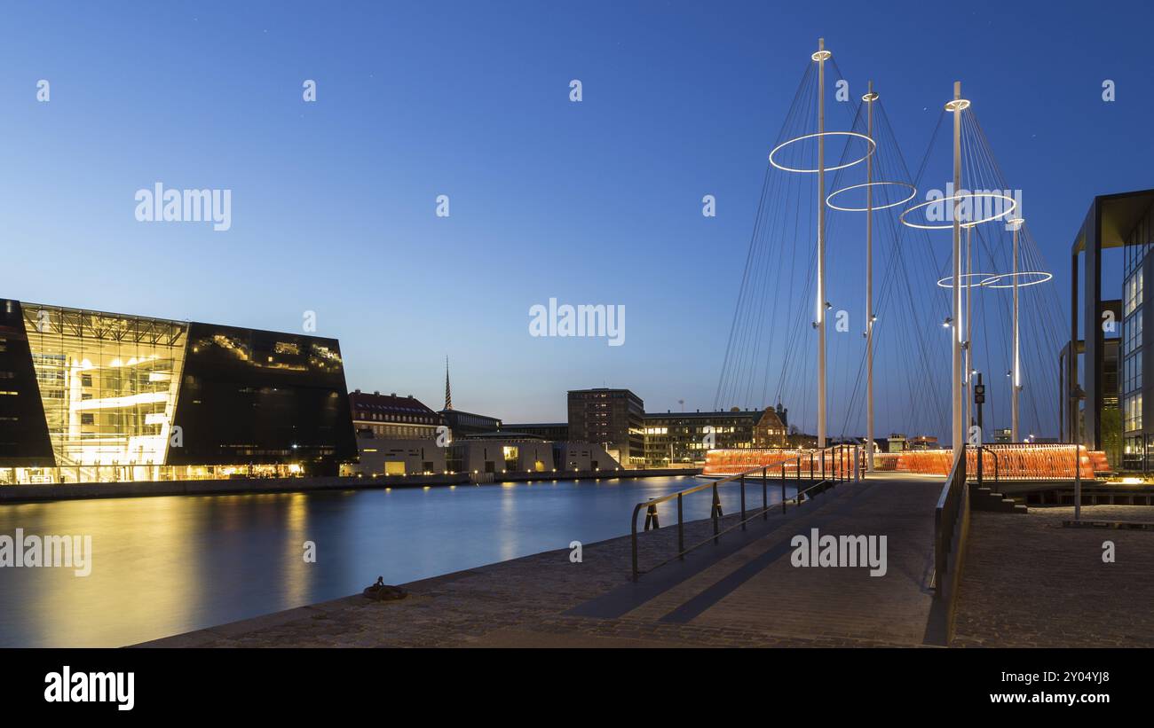 Panoramique nightshot du moderne Circle Bridge et de la Bibliothèque Royale à Copenhague, Danemark, Europe Banque D'Images