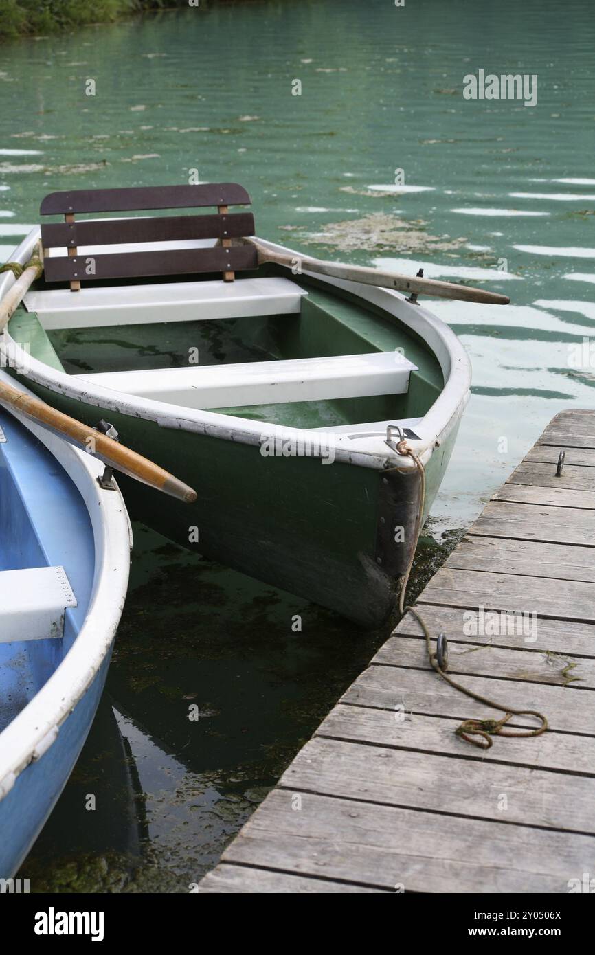 Bateaux à rames sur une jetée Banque D'Images