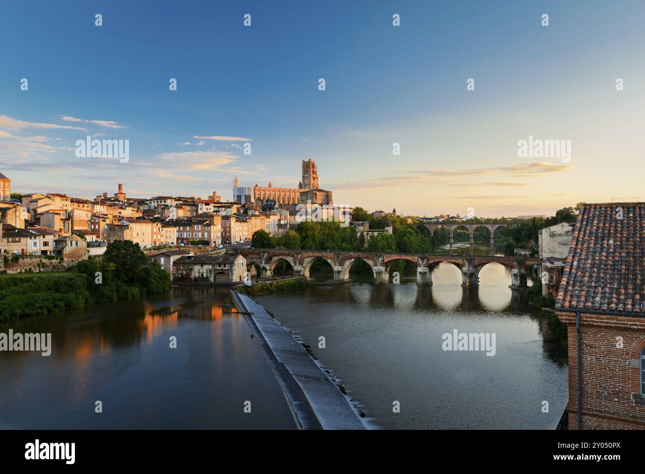 Paysage urbain de la ville d'Albi en France au coucher du soleil Banque D'Images