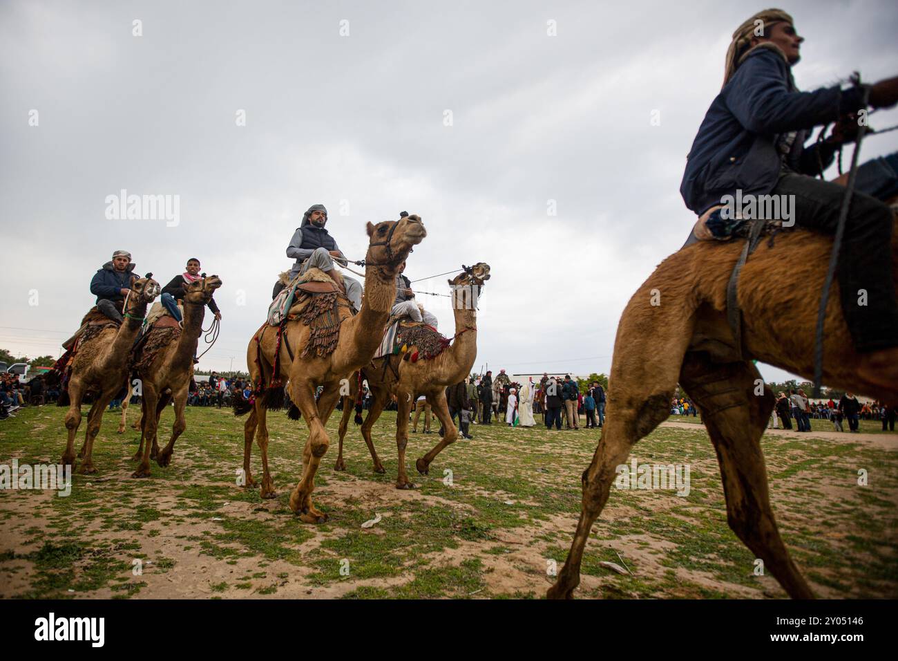 Gaza, Palestine. 18 mars 2023. Les Palestiniens montent à dos de chameaux parmi les drapeaux nationaux palestiniens lors d'une course dans la ville de Gaza de Deir El-Balah pour commémorer la Journée de la Terre. La Journée de la terre tombe le 30 mars et commémore et rend hommage aux six Palestiniens tués et aux centaines de blessés par la police israélienne, alors qu’ils protestaient contre l’expropriation par le gouvernement israélien de terres palestiniennes en Galilée, dans le Naqab et à Wadi Ara en 1976 Banque D'Images