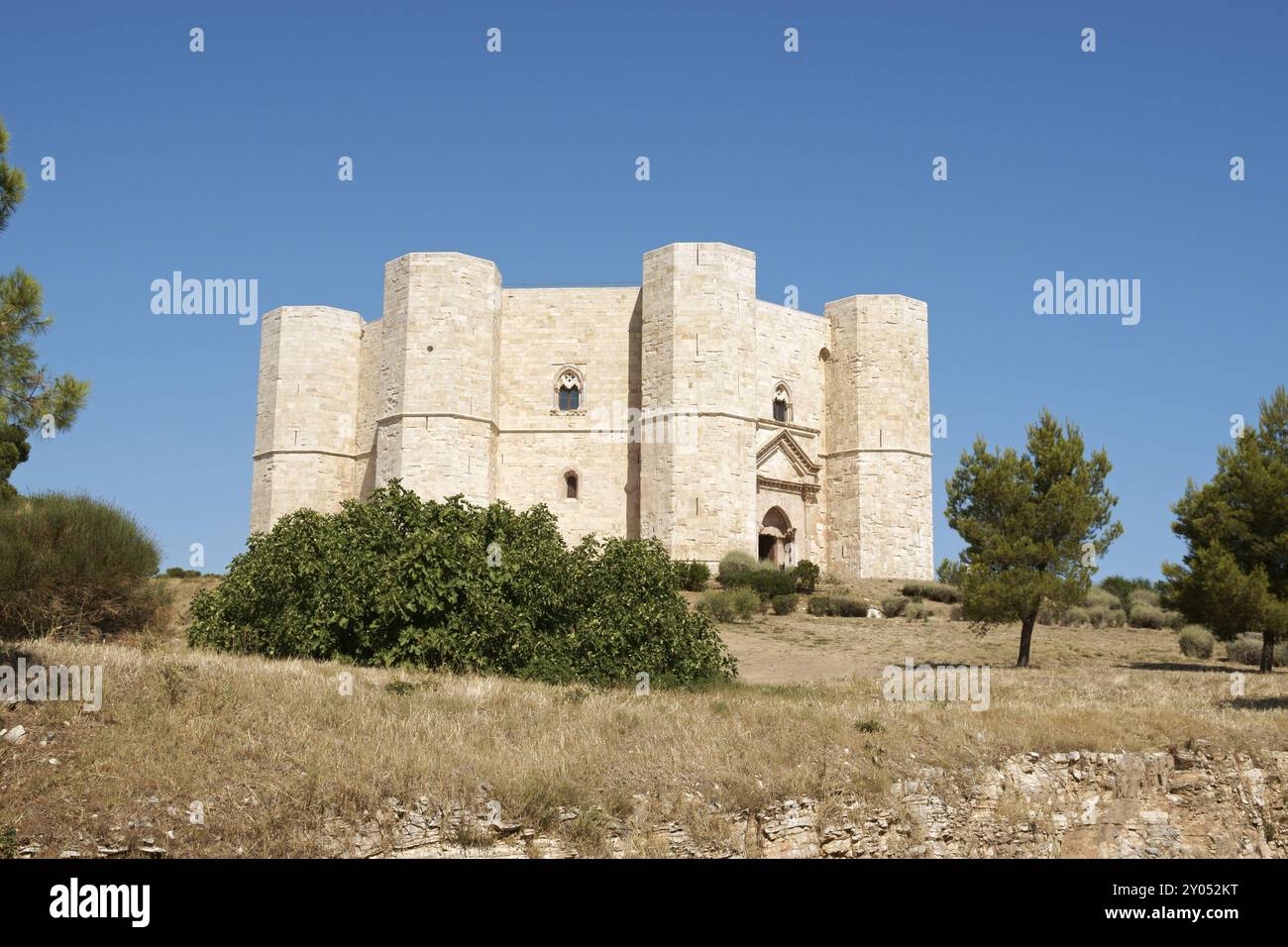 Castel del Monte (Château du Mont) est situé sur une colline solitaire, dans la région sud-est italienne des Pouilles, près d'Andria dans la province de Bari. Banque D'Images