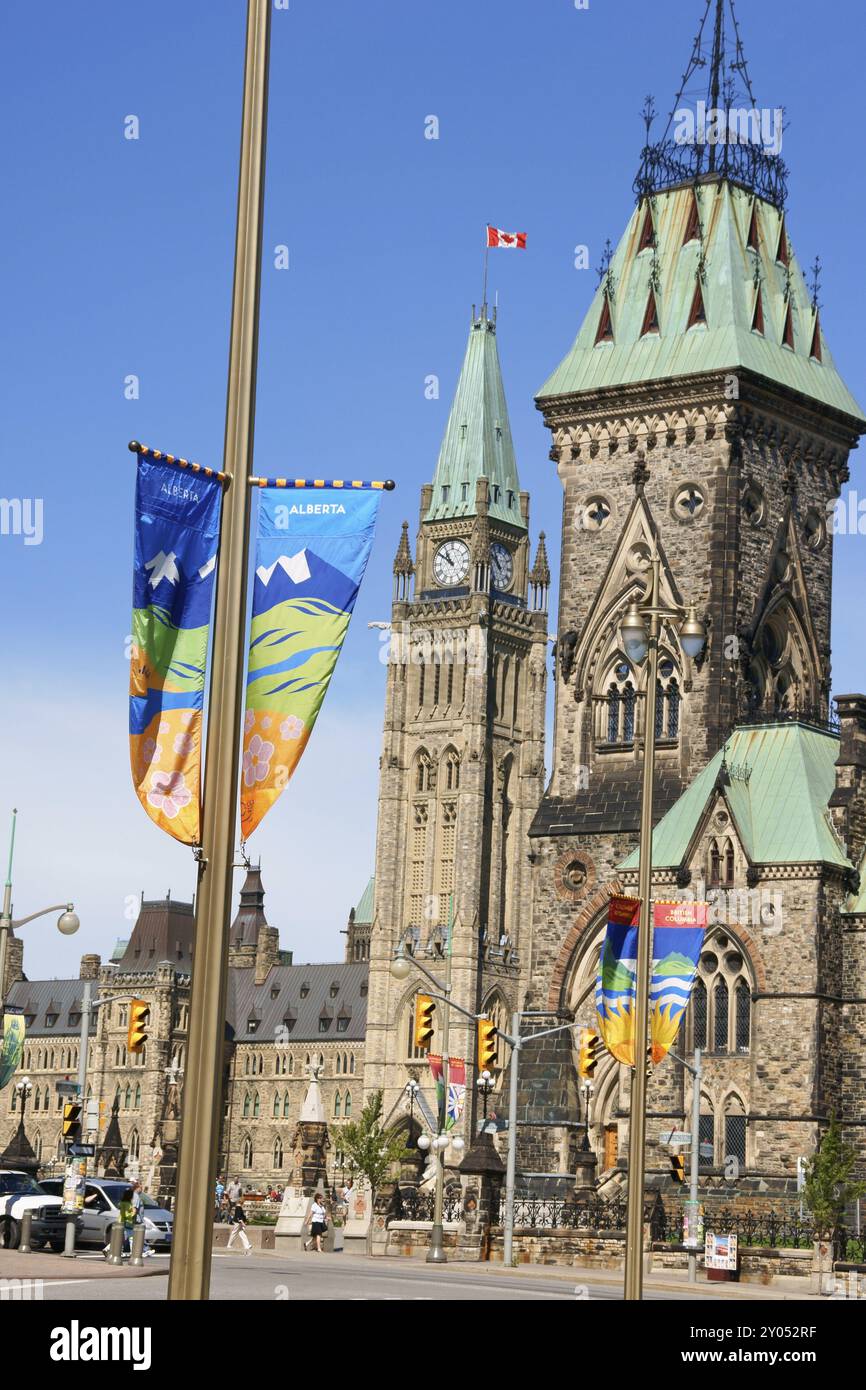 Ottawa, Canada, le 8 août 2008 : détail des blocs Centre et est du Parlement du Canada sur la colline du Parlement depuis la rue Metcafe. Quelques voitures et ainsi de suite Banque D'Images