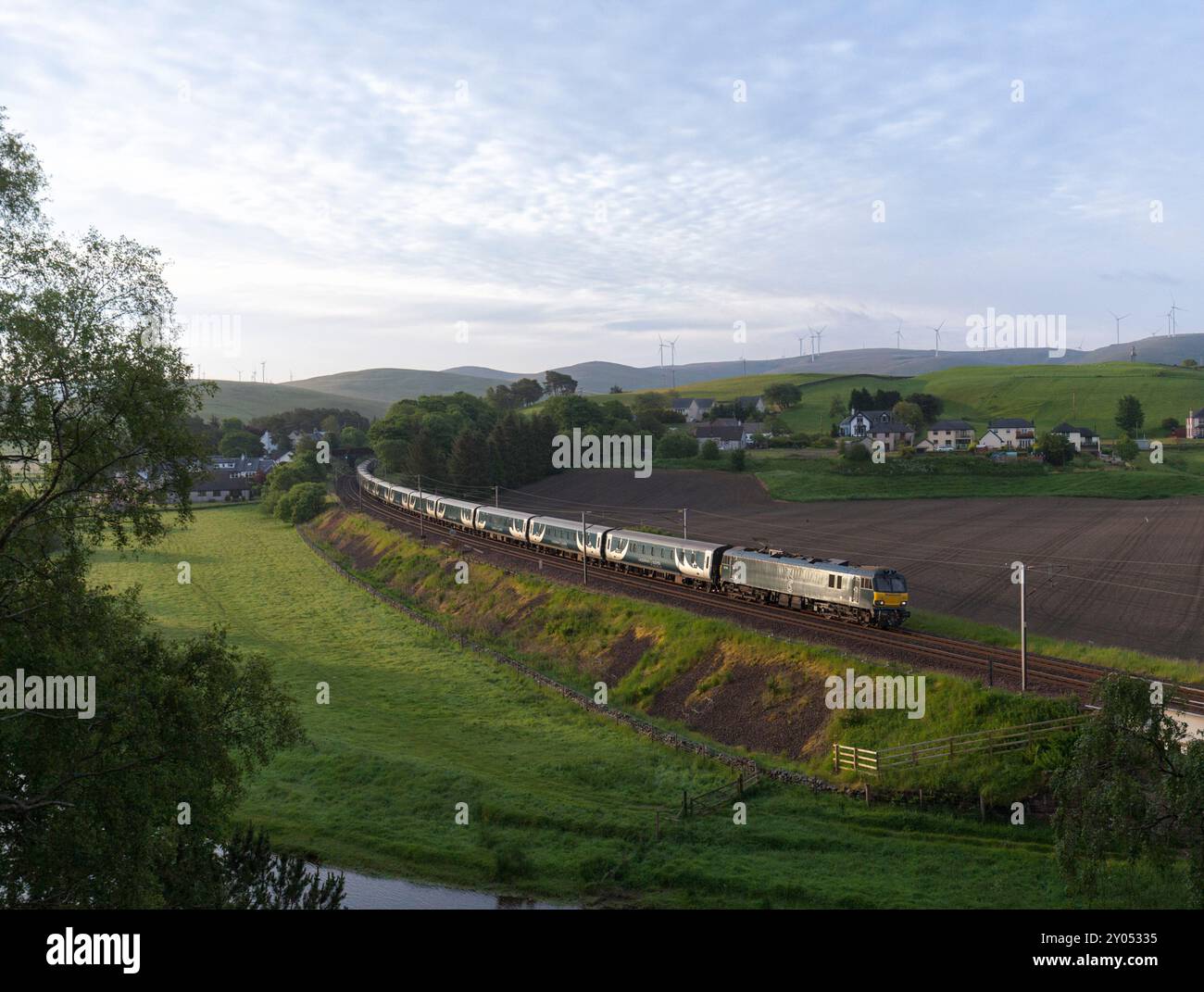 Le train-lit calédonien des basses terres Londres - Glasgow & Édimbourg sur la ligne principale de la côte ouest en Écosse traversant la rivière Clyde à Crawford Banque D'Images