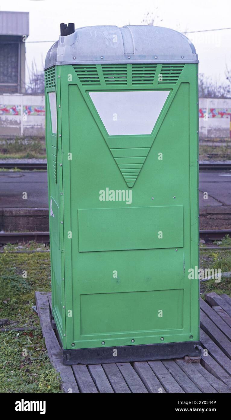 Cabine des toilettes vert portable temporaire Banque D'Images