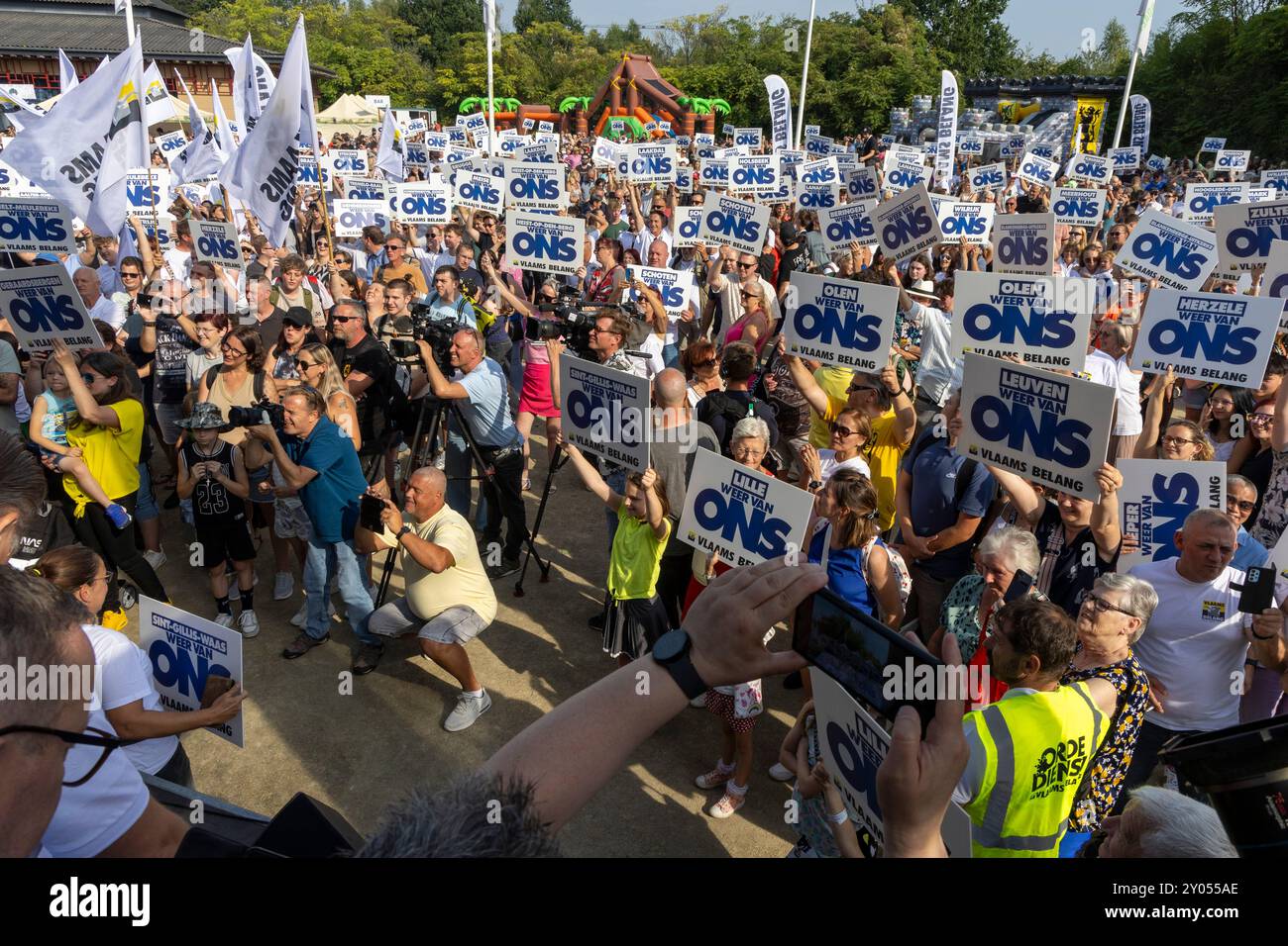 Malines, Belgique. 01 Sep, 2024. Cette photo est prise lors de la journée annuelle de la famille et du lancement de la campagne électorale municipale du parti flamand d’extrême droite Vlaams Belang, le dimanche 1er septembre 2024 à Planckendael à Malines. BELGA PHOTO NICOLAS MAETERLINCK crédit : Belga News Agency/Alamy Live News Banque D'Images