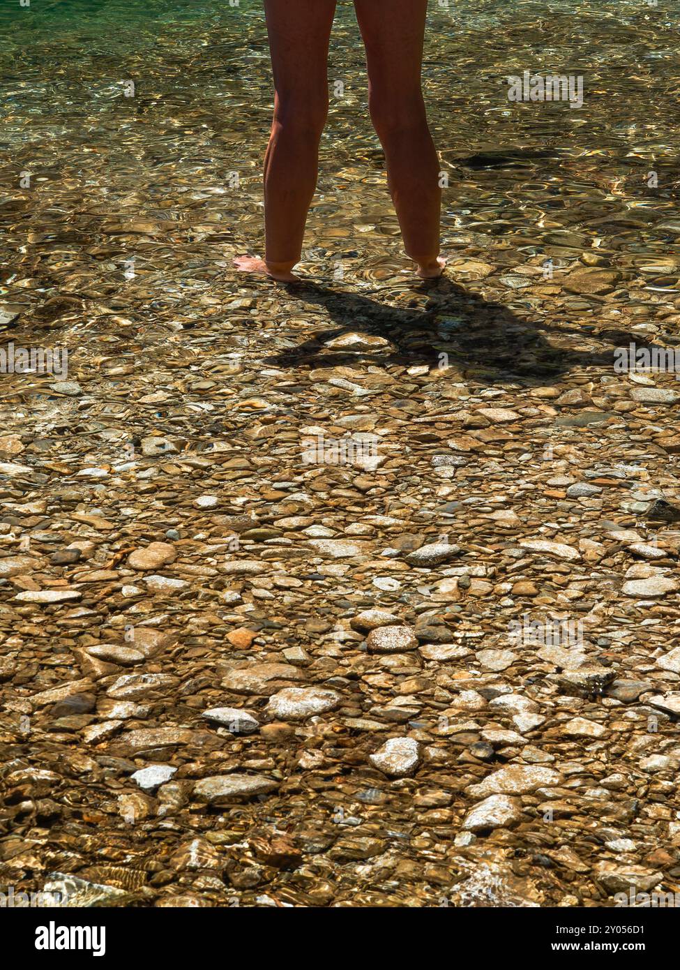 Cryothérapie, mettre les pieds dans l'eau froide. Pieds immergés dans l'eau des Pyrénées. Panticosa Huesca spa. rafraîchissez vos pieds dans le wat de haute montagne Banque D'Images