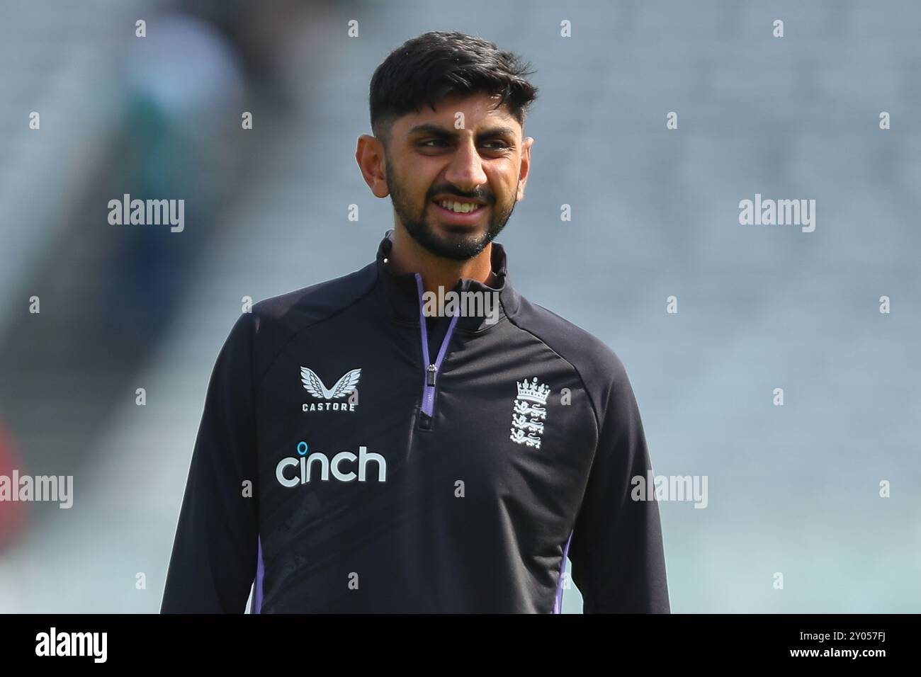 Shoaib Bashir d'Angleterre se réchauffe avant l'Angleterre v, Sri Lanka. , . (Photo par Izzy Poles/News images) à Londres, Royaume-Uni le 01/09/2024. (Photo par Izzy Poles/News images/SIPA USA) crédit : SIPA USA/Alamy Live News Banque D'Images