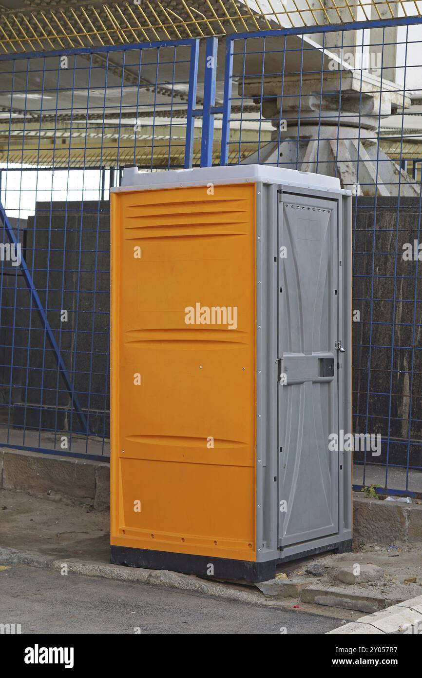 Cabine de toilettes portables at construction site Banque D'Images