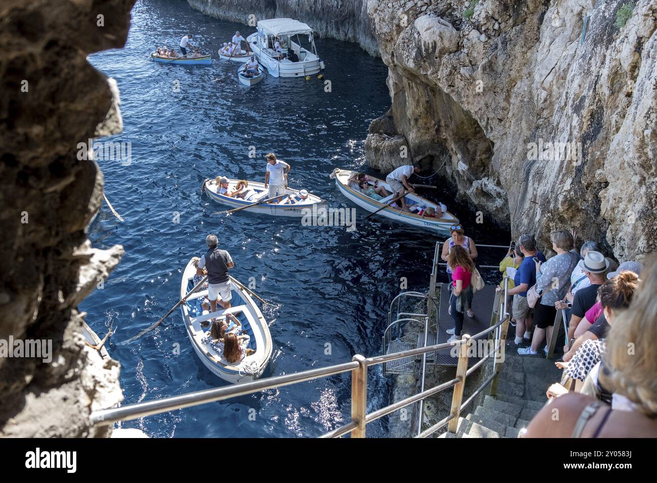 Italie, Golfe de Naples. Capri, Grotte bleue. Bateaux en attente devant l'entrée de la grotte, Capri, Campanie, Italie, Europe Banque D'Images