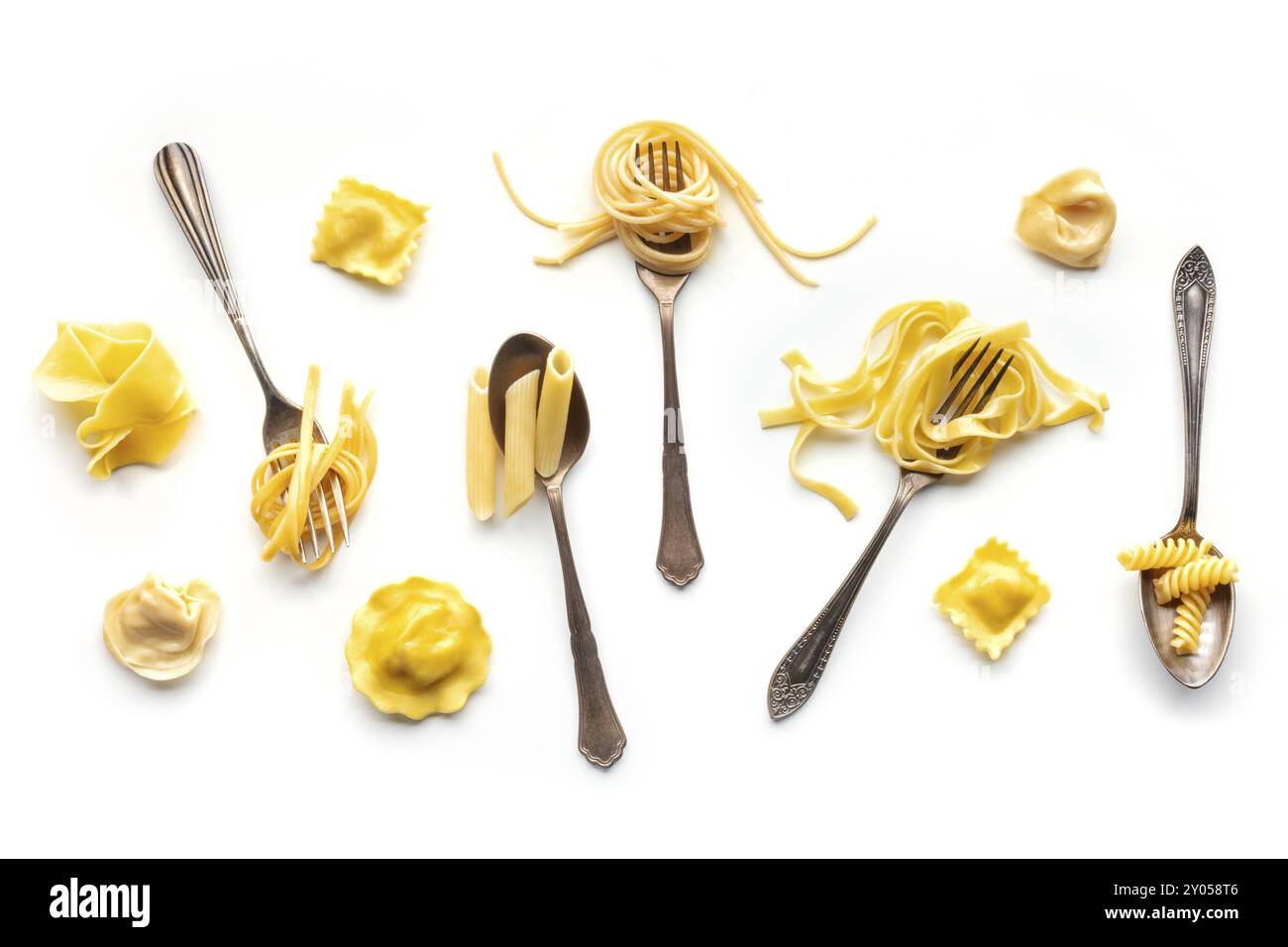 Diverses fourchettes à pâtes. Spaghetti, fusilli, penne et autres formes de pâtes, au-dessus de la tête plat posé sur un fond blanc. Beaucoup de différents types de pâtes Banque D'Images