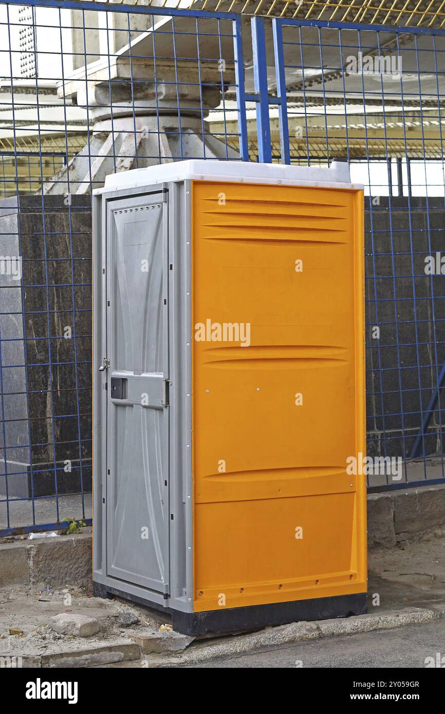 Cabine de toilettes portables at construction site Banque D'Images