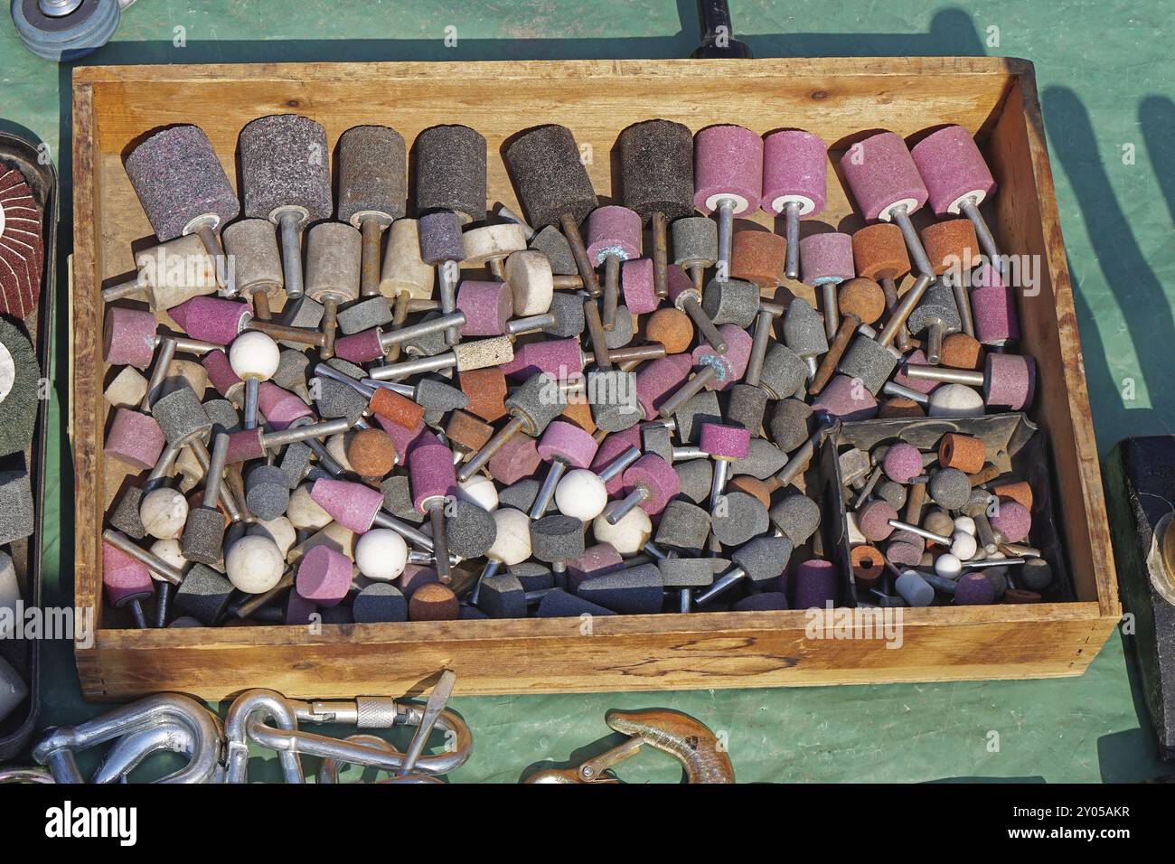 Meuler les bits pierre outils dans boîte en bois. Banque D'Images