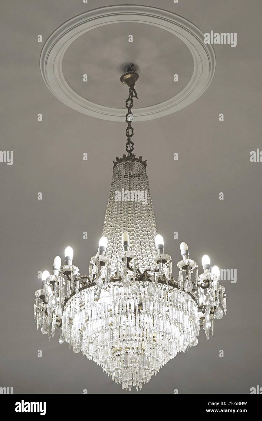 Chandelier en cristal avec lampes CFL energy saver Banque D'Images