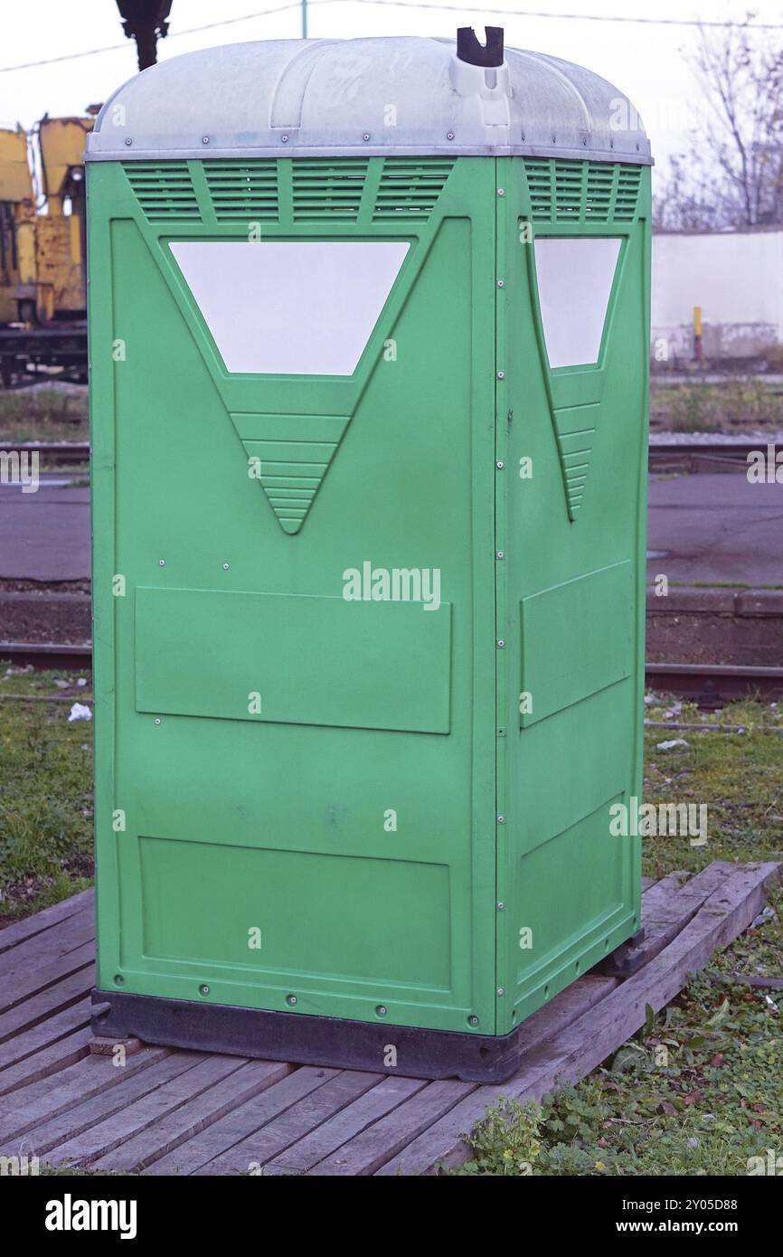 Cabine des toilettes vert portable temporaire Banque D'Images