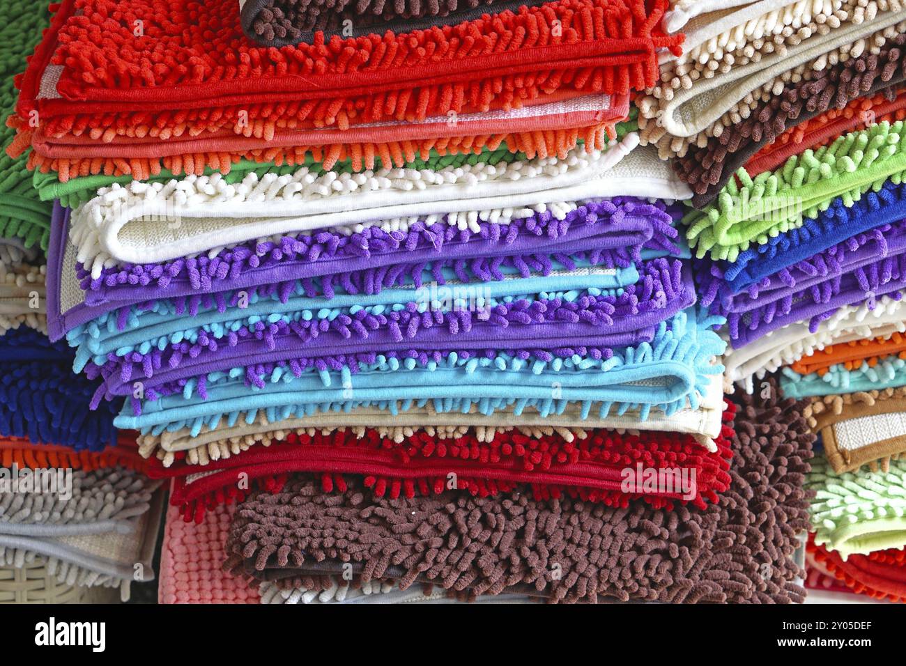 Pile de tapis colorés et de tapis de bain Banque D'Images