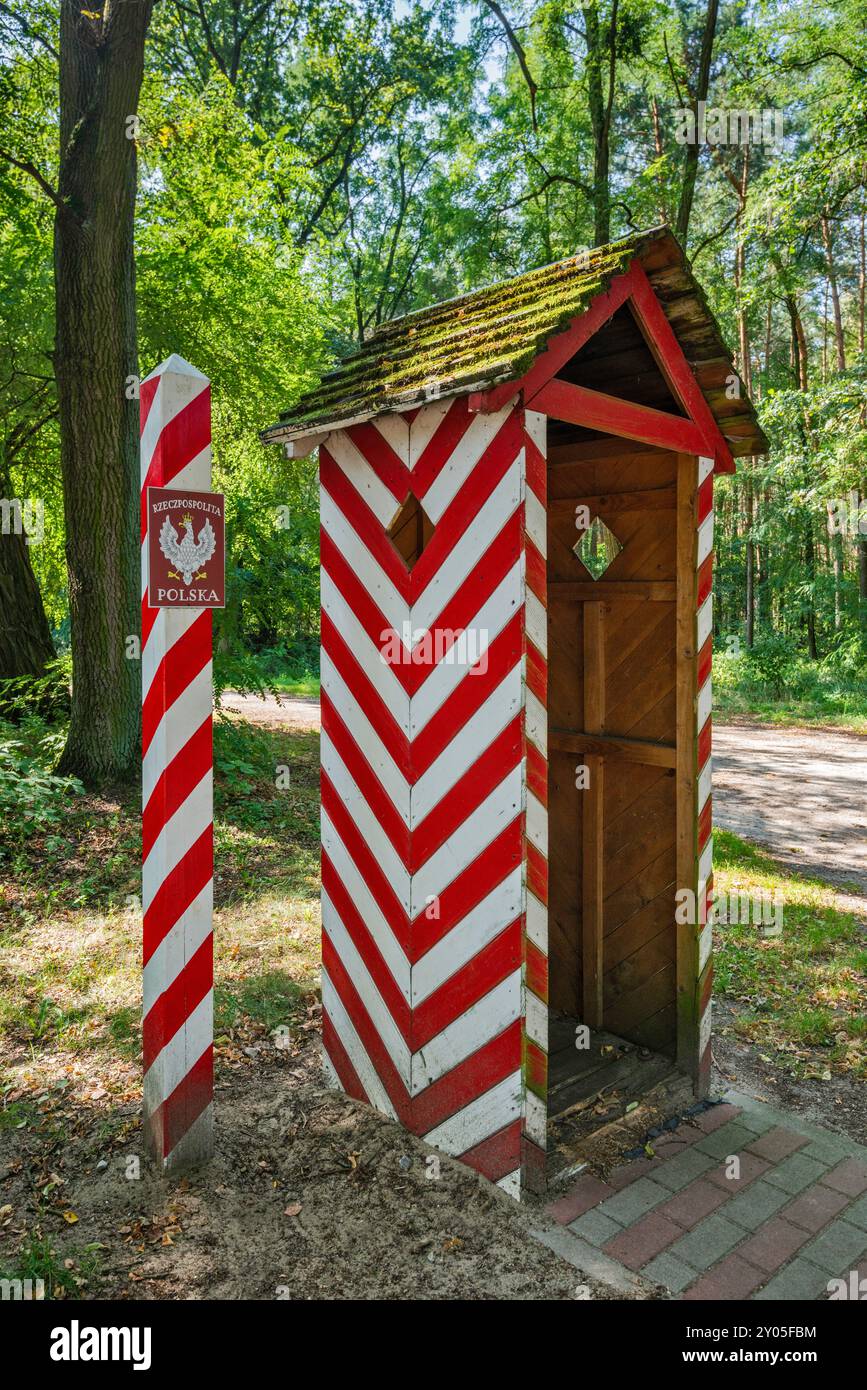 Poste de garde-frontières polonais au poste frontalier d'avant-guerre entre la Pologne et l'Allemagne, près du village de Baranowice, vallée de Barycz, basse-Silésie, Pologne Banque D'Images