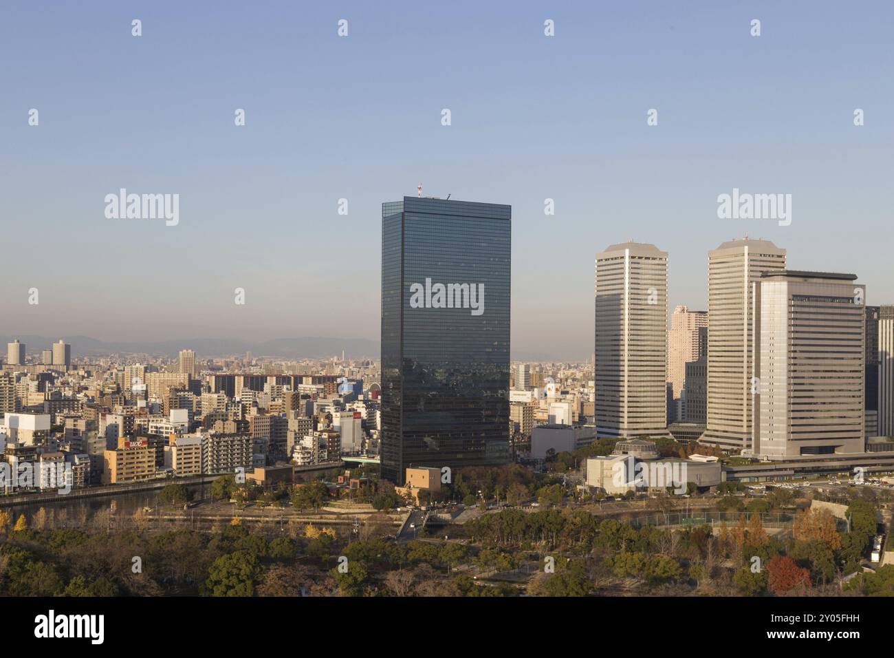 Osaka, Japon, 10 décembre 2014 : photographie de l'horizon d'Osaka prise depuis le château, en Asie Banque D'Images