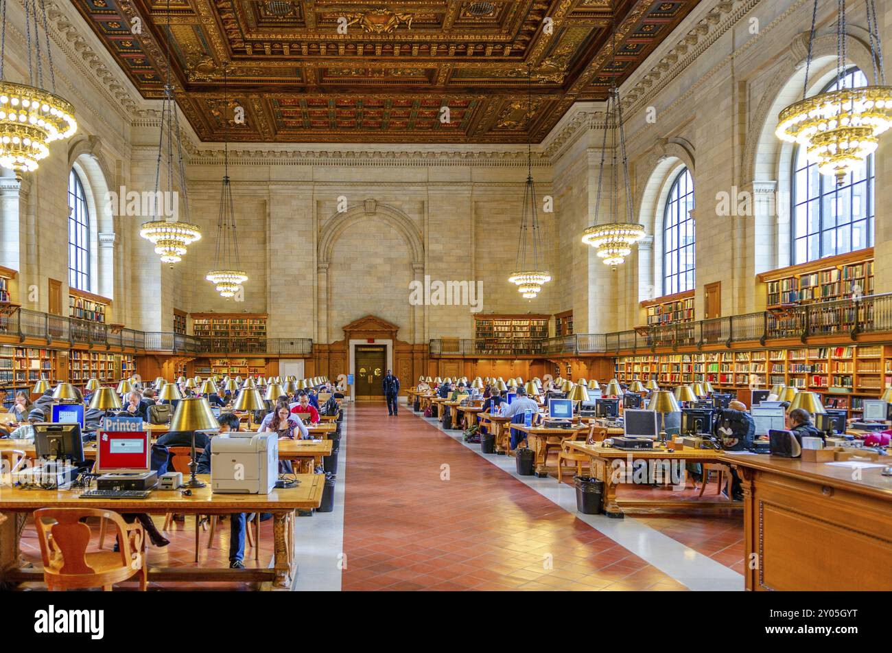 Des gens et des étudiants assis dans une grande salle de la Bibliothèque publique de New York pour lire et apprendre, NYC, États-Unis, horizontal, Amérique du Nord Banque D'Images