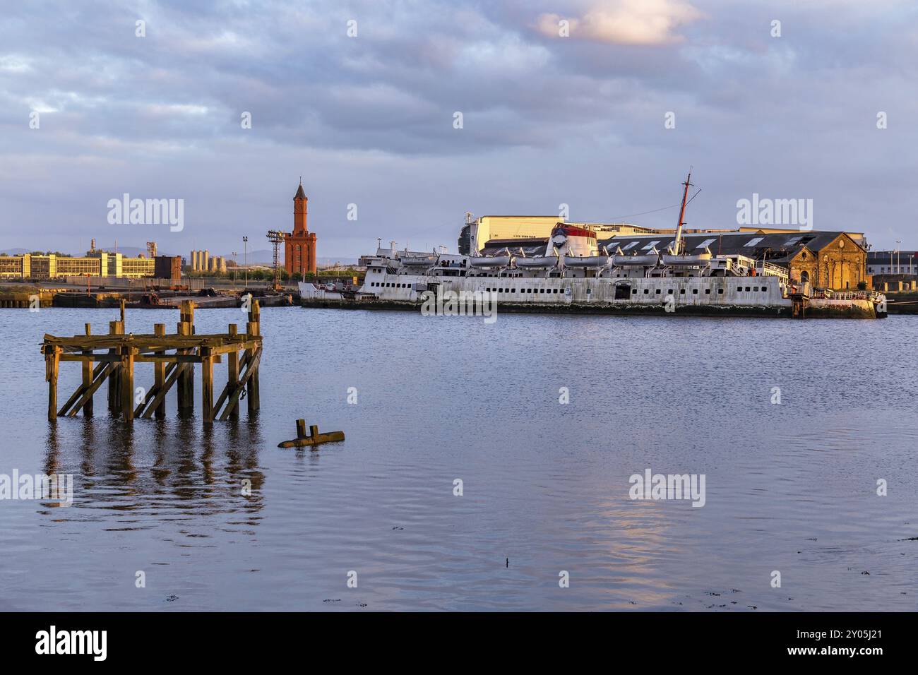 Port-clarence, County Durham, England, UK, le 13 mai 2016 : les bords de la Rivière Tees, regard vers Middlesbrough avec l'ancienne tour de l'horloge et un shi Banque D'Images