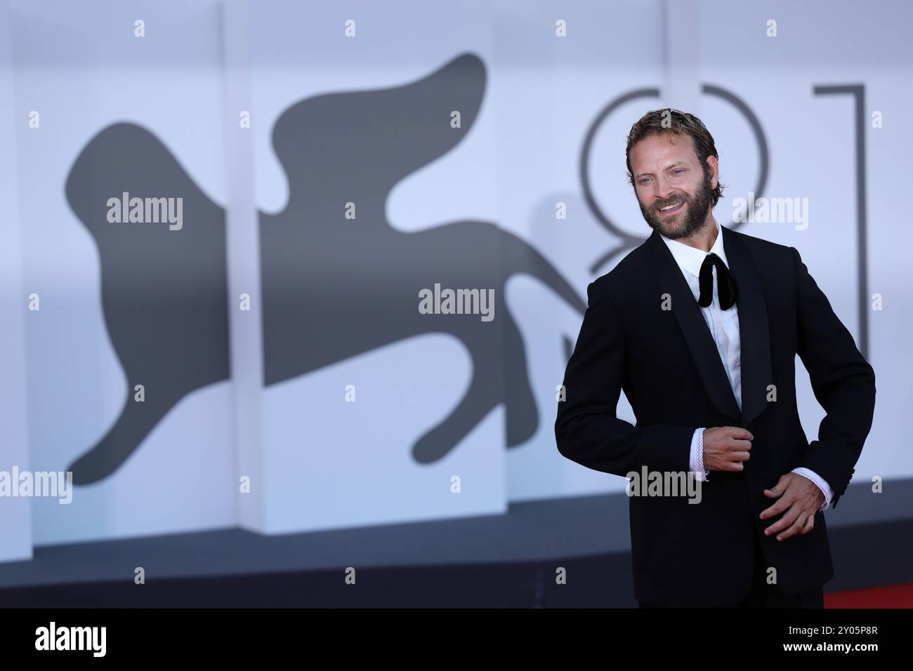 Venise, Italie. 31 août 2024. L'acteur Alessandro Borghi pose pour une photo sur le tapis rouge du film 'Battleground' lors du 81e Festival du film de Venise à Venise, Italie, le 31 août 2024. Crédit : Li Jing/Xinhua/Alamy Live News Banque D'Images