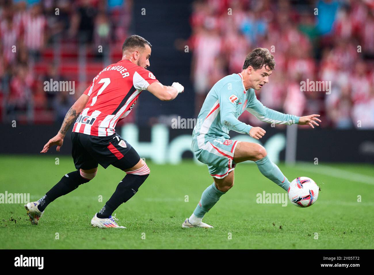 Rodrigo Riquelme de l'Atletico de Madrid concourent pour le ballon avec Alex Berenguer de l'Athletic Club lors du match LaLiga EA Sports entre Athletic Cl Banque D'Images