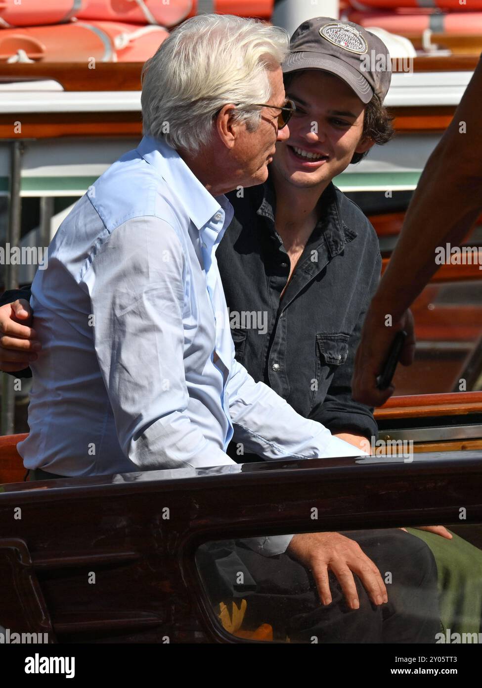 Venise, 81ème Festival international du film de Venise - jour 5 - arrivées à l'embarcadère sur la photo : Richard Gere et son fils Homer James Jigme Gere Banque D'Images