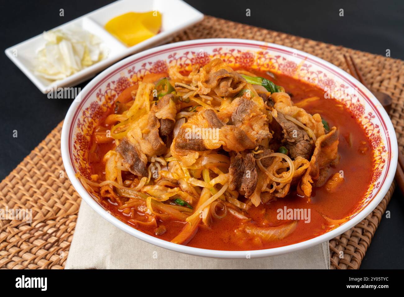 Nourriture chinoise, nourriture chinoise, nouilles à la sauce aux haricots noirs avec viande hachée, champignon de bœuf, porc aigre-doux, crevettes chinoises, crevettes, frites, porc Banque D'Images