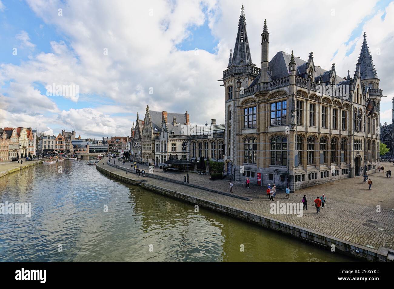 Ancien bâtiment de la poste sur le Graslei le long de la rivière Lys, Gand, Flandre, Belgique, Europe Banque D'Images