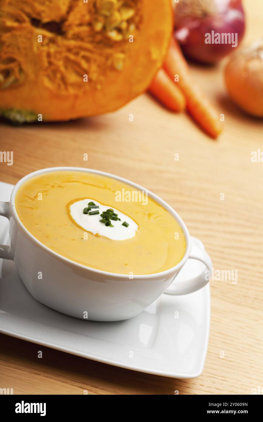 Soupe de citrouille dans un bol à soupe blanc Banque D'Images