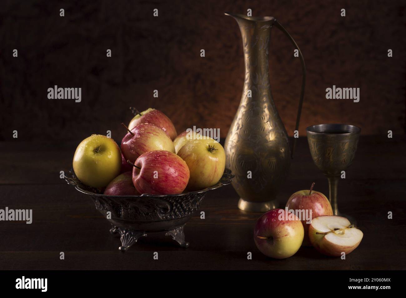 Concept de pommes et vieux pichet avec du vin sur fond vintage foncé Banque D'Images