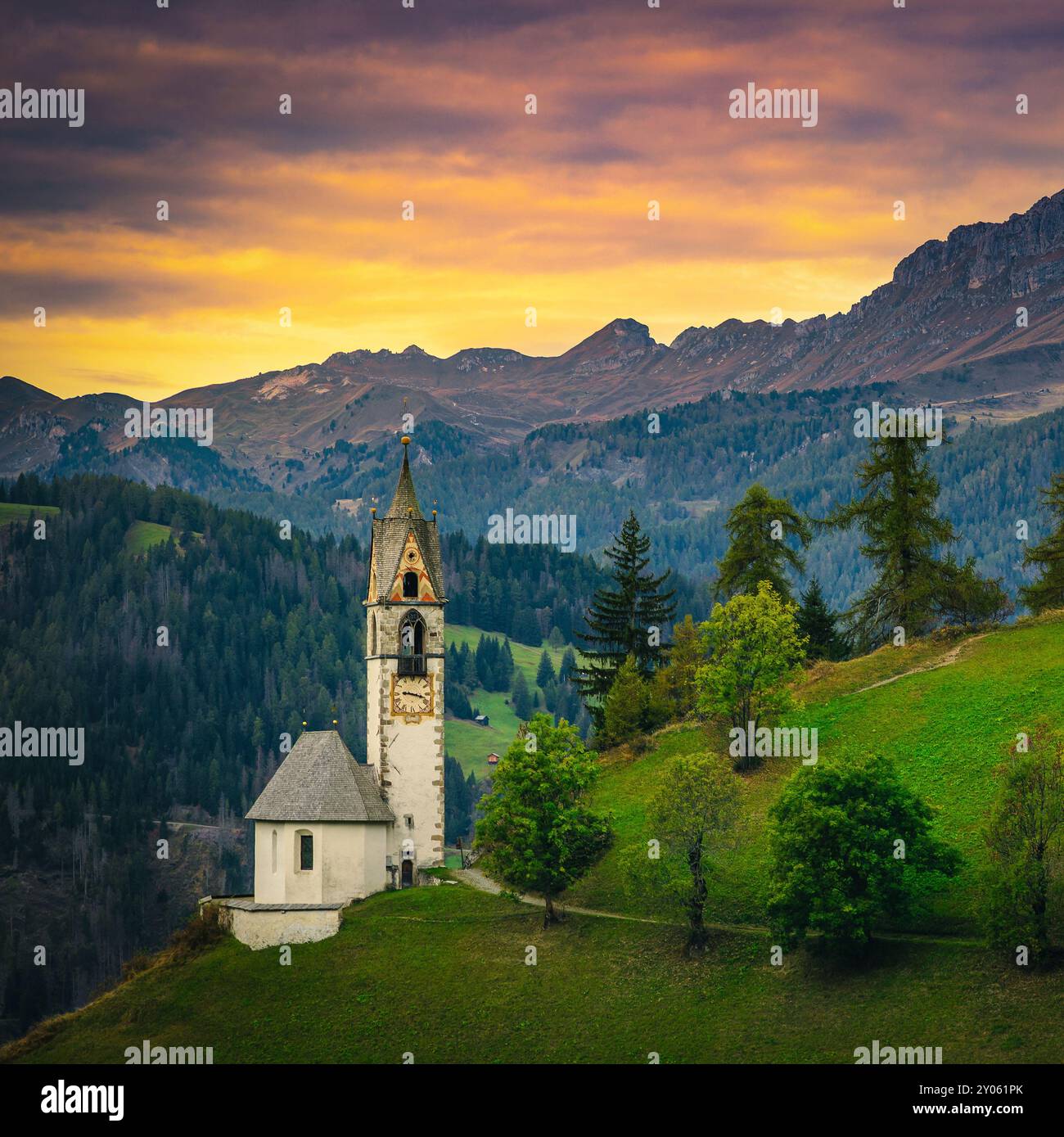 Pittoresque vieille chapelle traditionnelle de St Barbara sur la pente au lever de soleil spectaculaire dans les Dolomites, village de San Genesio, Trentino-Tyrol du Sud, Italie, E. Banque D'Images