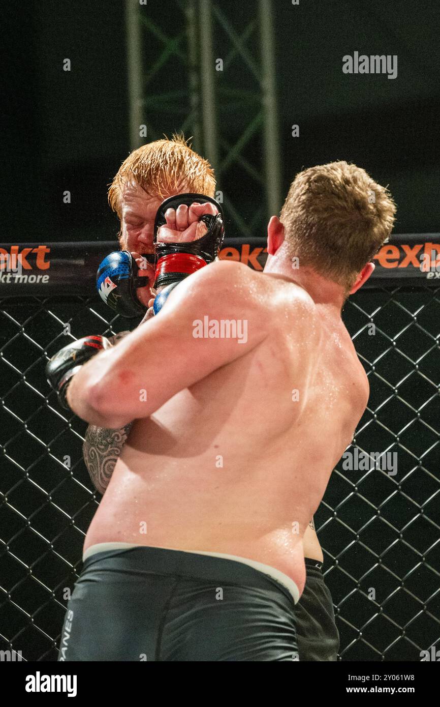 Julius Bernsdorf (GER) contre Jakob Dyrup (DEN). MMA GALLA Vol. 20. Nordiske mesterskaber i MMA ( Finaler ) + MMA GALLA Vol. 20 Glostrup, Danmark. 31 au Banque D'Images