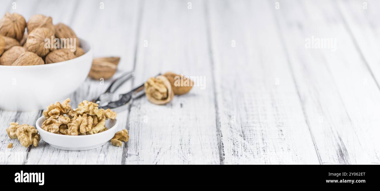 Les noix (amandes) sur une vieille table en bois comme détaillé close-up shot (selective focus) Banque D'Images