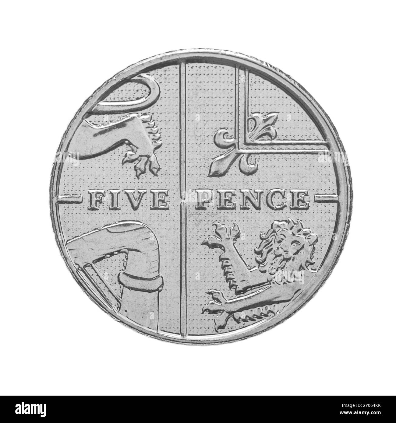 Cinq pence, pièce de monnaie britannique, isolé sur blanc Banque D'Images